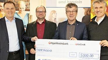 Spendenübergabe von Crealogix an den Caritasverband Coburg (von links): Robert Müller, Lorenz Freitag, Norbert Hartz und Markus Schäferhoff  Foto: Desombre