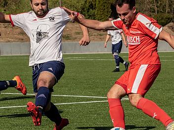 Der Staffelsteiner Jonas Dietz (links) verhindert die Flanke des Heilgersdorfers Fabian Goldschmidt. Foto: Hartmut Klamm