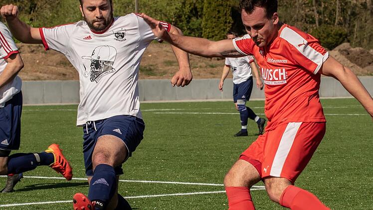 Der Staffelsteiner Jonas Dietz (links) verhindert die Flanke des Heilgersdorfers Fabian Goldschmidt. Foto: Hartmut Klamm