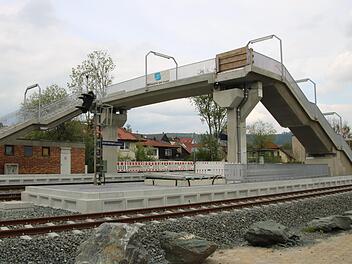 Erst Ende November wird der Gleisübergang im Untersteinacher Bahnhof völlig barrierefrei sein, wenn die beiden Aufzüge vom Bahnsteig hoch zur Brücke installiert sind. Klaus Klaschka