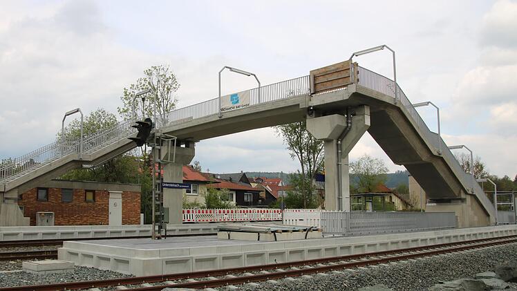 Erst Ende November wird der Gleisübergang im Untersteinacher Bahnhof völlig barrierefrei sein, wenn die beiden Aufzüge vom Bahnsteig hoch zur Brücke installiert sind. Klaus Klaschka