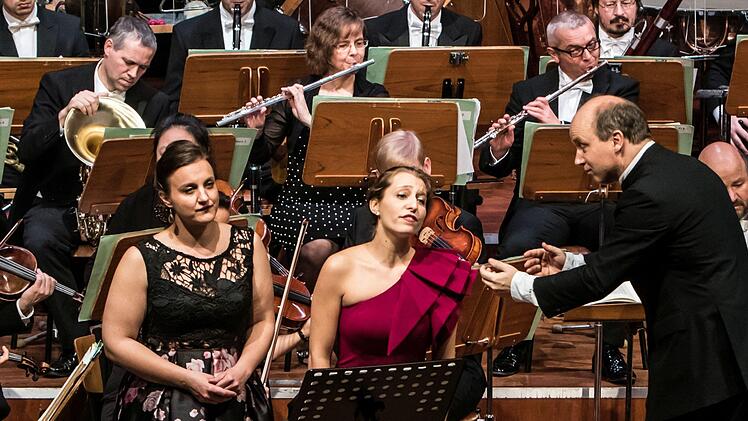 Enthusiastischen Beifall gab es für alle Mitwirkenden beim 33. Coburger Neujahrskonzert. Roland Kluttig dirigierte das Philharmonische Orchester, Solistinnen waren die Geigerin Megumi Ikeda und die Sängerinnen Kora Pavelic und Francesca Paratore. Die Moderation übernahm Intendant Bernhard F. Loges.Foto: Jochen Berger