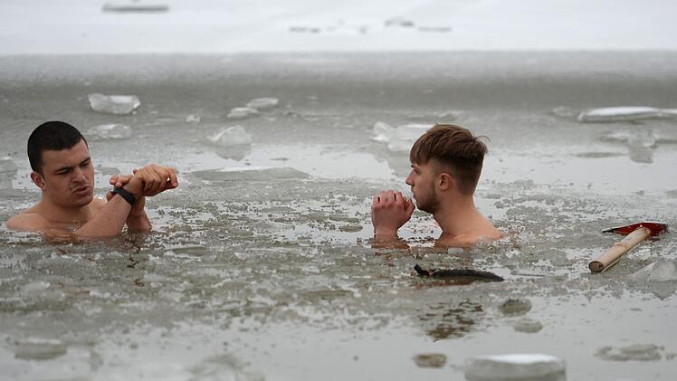 Ein Blick auf die Uhr: Hummel bleibt immer mindestens vier Minuten im Wasser.