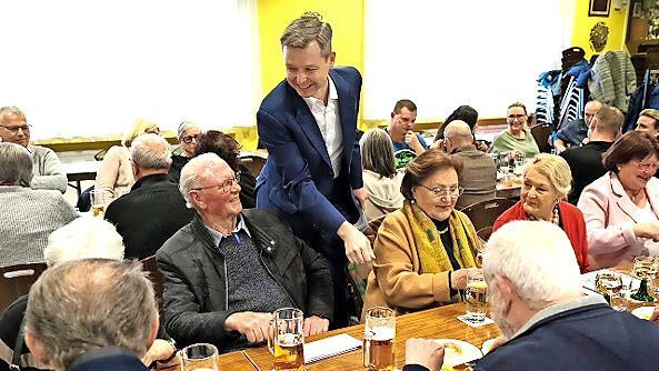 Thomas Silberhorn begrüßt die Senioren im Saal.