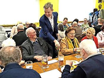Thomas Silberhorn begrüßt die Senioren im Saal.