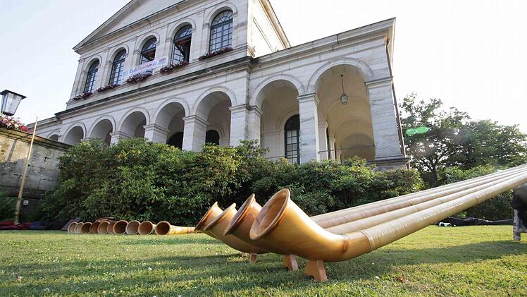 Im Schatten des Bad Brückenauer Kursaals reihten die Spieler ihre Instrumente auf. Fotos: Thomas Dill