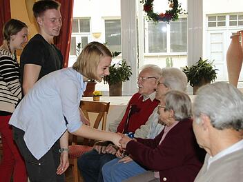 Ein persönliches Begrüßungsritual war Teil der "Sitzung" mit Münnerstädter Senioren. Foto: Heike Beudert