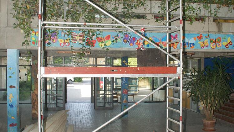 Die Schule in Untersteinbach ist derzeit Baustelle. Während der Pfingstferien wurden die Arbeiten erledigt, die den Eingangs- und Aulabereich betrafen, ab Montag werden die Zimmer im südlichen Trakt im Obergeschoss saniert. Foto: Sabine Weinbeer