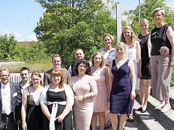 Die stellvertretende Leiterin der Fachschule für Altenpflege, Bärbel Bürner (rechts) und der Fachbetreuer, Praxis Lothar Herbst (links), gratulierten den Prüfungsbesten zu ihrem Abschneiden. Foto: Heike Beudert