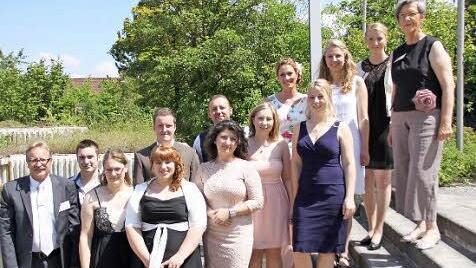 Die stellvertretende Leiterin der Fachschule für Altenpflege, Bärbel Bürner (rechts) und der Fachbetreuer, Praxis Lothar Herbst (links), gratulierten den Prüfungsbesten zu ihrem Abschneiden. Foto: Heike Beudert