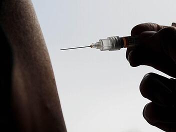 Experten raten zur Impfung gegen die Influenza-Viren. Symbolbild: dpa
