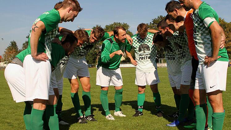 Der Wonfurter Trainer Frank M&uuml;nzberg (F&uuml;nfter von links) stellt seine Mannschaft vor dem Spiel noch einmal richtig auf den Gegner ein. Rechts Kapit&auml;n Marco Deppert