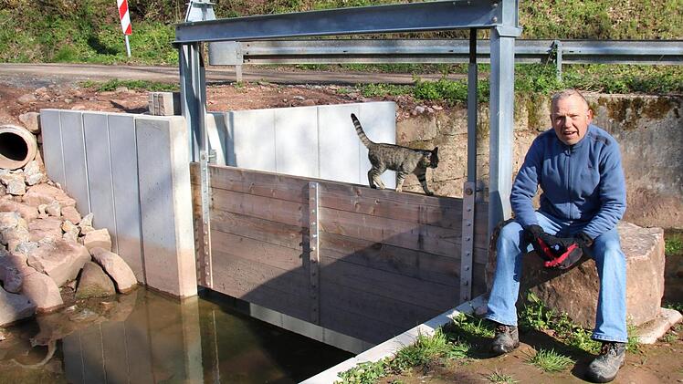 Johannes Full hat sein Interesse für Wasserräder und historische Wehre bei einer Reise in den Vinschgau entdeckt. Nun kann er seine Ideen an der Aschacher Oberen Mühle umsetzen. Hier sitzt er an dem erneuerten Wehr, das den Zulauf des Mühlkanals reguliert. Foto: K. Kupka-Hahn