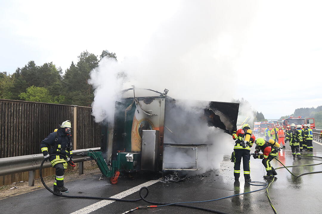 Bierausschank brennt auf A70 aus