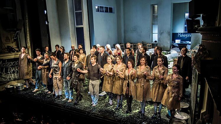 Mit ausdauerndem Applaus feierte das Publikum im Landestheater Coburg die Premiere der Oper "Aufstieg und Fall der Stadt Mahagonny". Foto: Jochen Berger