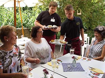 Bis zu maximal 30 Bedienstete des Landratsamtes nutzen den Mittagstisch, den die Projektschüler der Mittelschule anbieten. Jan (links) und Marco servieren "Fränkische Tappas". Foto: Sabine Weinbeer