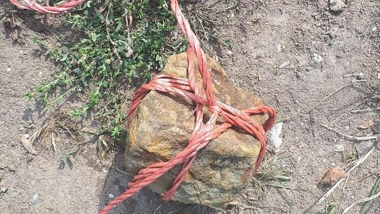 Beschwert wurde die Schnur mit einem Stein. Daran eine sogenannte Legeangel.