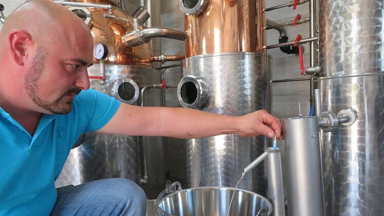 Gin ist das neue Trendgetränk: Brenner Florian Leicht (Unterzettlitz) misst hier den Alkoholgehalt mit einer Spindel.