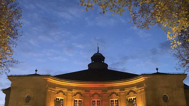 Der Kissinger Regentenbau wird am Dienstag, 30. November anl&auml;sslich des internationalen Aktionstages gegen die Todesstrafe von innen blutrot leuchten.