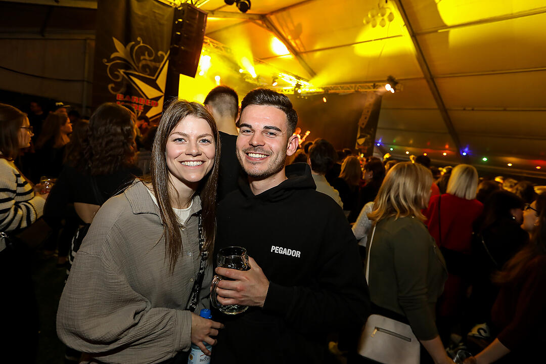 Beste Stimmung beim traditionsreichen Zeltweinfest an der Mainschleife!