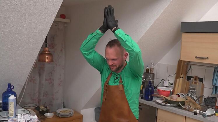 Keine Yogahaltung, sondern Siegesgeste: Frank hat sein Dinner zufrieden abgeschlossen.