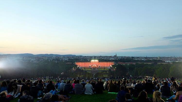 Das Klassikkonzert in Sch&ouml;nbrunn ist auch f&uuml;r Wiener und viele Touristen vor Ort ein Sommererlebnis der Extraklasse.