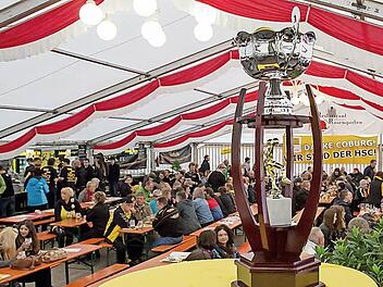 Der Pokal der Fans; Sie hatten die "Oberfränkische Fanmeisterschaft" von TV Oberfranken für sich entschieden - mit über einer Million Facebook-Klicks. Fotos: Albert Höchstädter