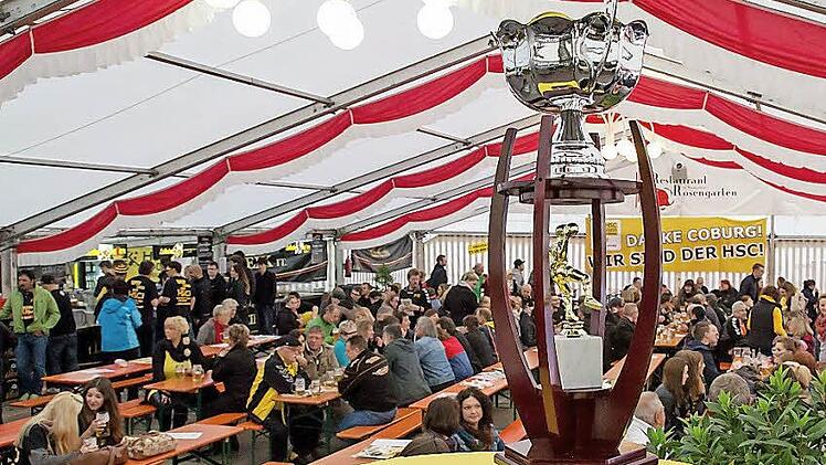 Der Pokal der Fans; Sie hatten die "Oberfränkische Fanmeisterschaft" von TV Oberfranken für sich entschieden - mit über einer Million Facebook-Klicks. Fotos: Albert Höchstädter