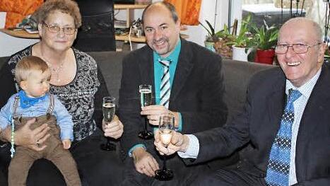 Bürgermeister Johannes Krapp (CSU) überbrachte die Glückwünsche der Stadt. Außerdem mit im Bild: Urenkel Finn. Foto: privat