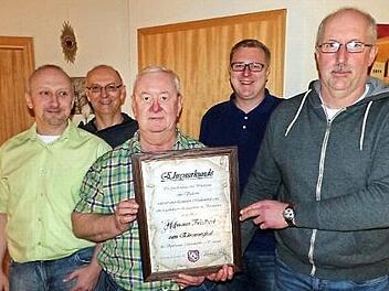 An seinem 70. Geburtstag überraschte der SV Marienweiher Friedbert Hofmann mit der Ernennung zum Ehrenmitglied. Unser Bild zeigt (von links) Matthias Schramm, Bernd Schramm, Friedbert Hofmann, Thomas Laubenzeltner und Thomas Kolb.  Foto: Klaus-Peter Wulf