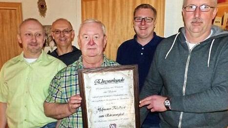 An seinem 70. Geburtstag überraschte der SV Marienweiher Friedbert Hofmann mit der Ernennung zum Ehrenmitglied. Unser Bild zeigt (von links) Matthias Schramm, Bernd Schramm, Friedbert Hofmann, Thomas Laubenzeltner und Thomas Kolb.  Foto: Klaus-Peter Wulf