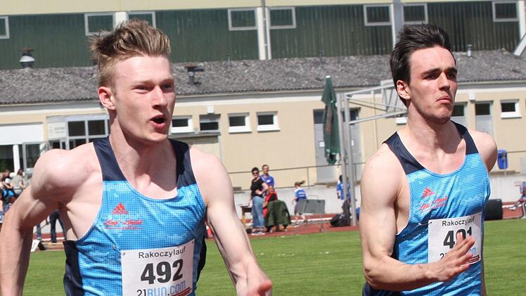 Clemens Schmitt (links) aus Niederlauer und Timo Reinhart aus Maßbach qualifizierten sich mit der 2. Staffel des LAC Erfurt über 4 x 100 Meter für die Deutschen U20-Meisterschaften.