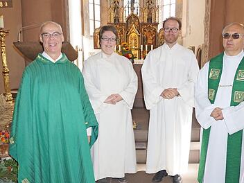 Das Seelsorgeteam der drei Pfarreiengemeinschaften "Immanuel Hohe Rhön", Oberelsbach, "Am Kreuzberg", Bischofsheim und "Die Walddörfer", Sandberg: (von links) Pfarrer Manfred Endres, Gemeindereferentin Corinna Zipprich, Pastoralreferent Stephan Tengler und Pfarrer Hubert Grütz.  Foto: Marion Eckert