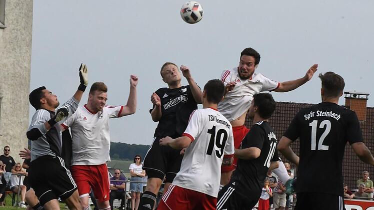 Kampf unter Druck angenommen: Rannungens Dominik Gehrig, Martin Herbig und Benjamin Kaufmann (von links) verlieren zwar gegen Steinbach, kommen aber durch das 2:0 aus dem Hinspiel weiter.Hopf