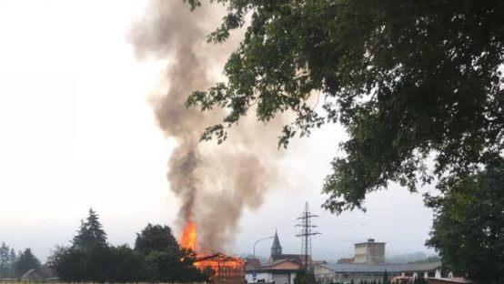 Beim Brand in Höfles. Foto: Feuerwehr Kronach/Gerwin Lieb
