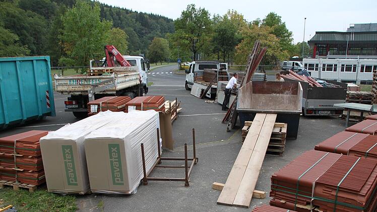 Seit Beginn der Sommerferien sind die Arbeiter mit dem Abbruch innerhalb des ersten Bauabschnitts beschäftigt. Foto: Ulrike Müller