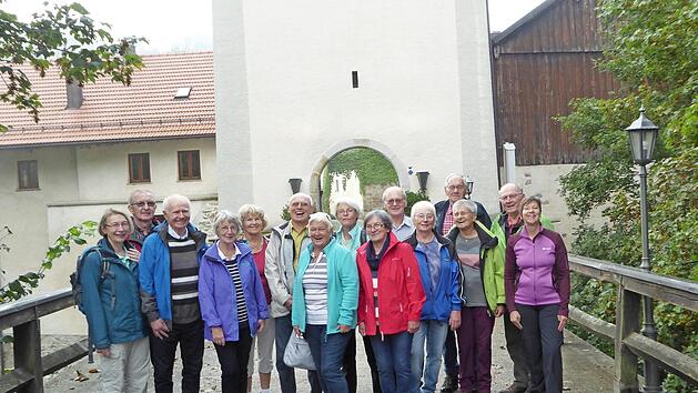 Die Wandergruppe des DAV-Sektion Kulmbach vor dem Eingangstor des Schlosses F&uuml;rsteneck, dem Standquartier f&uuml;r die Wanderwoche im Ilztal Foto: privat