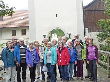 Die Wandergruppe des DAV-Sektion Kulmbach vor dem Eingangstor des Schlosses F&uuml;rsteneck, dem Standquartier f&uuml;r die Wanderwoche im Ilztal Foto: privat