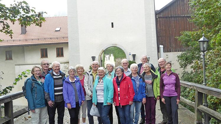 Die Wandergruppe des DAV-Sektion Kulmbach vor dem Eingangstor des Schlosses F&uuml;rsteneck, dem Standquartier f&uuml;r die Wanderwoche im Ilztal Foto: privat