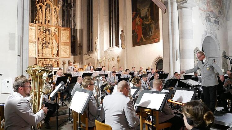 Das Heeresmusikkorps Veitshöchheim spielte in seiner großen sinfonischen Besetzung in der Münnerstädter Stadtpfarrkirche und sorgte für ein begeistertes Publikum. Foto: Heike Beudert