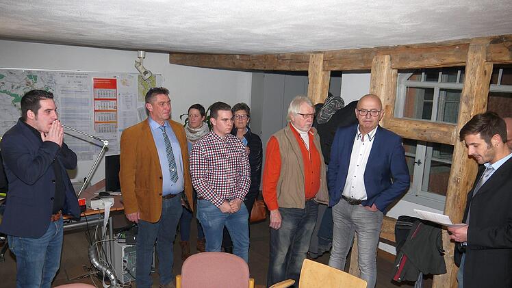Maximilian Neeb (links) kann es nicht glauben: Hier wird der Kandidat der Freien Wähler von Wahlleiter Bernd Vogt (rechts) zum Sieger der Seßlacher Bürgermeisterwahl erklärt. - Foto: Berthold Köhler