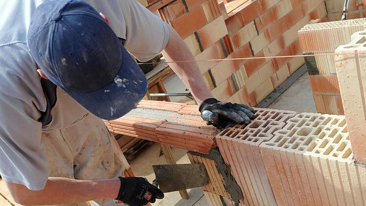Auch das Baugewerbe im Landkreis Kulmbach vermeldet für 2018 ein Beschäftigungsplus. Symbolfoto: Britta Pedersen/dpa