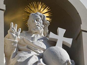 Die Kirche von Eußenhausen wurde auch im Außenbereich von Johann Joseph Keßler sowohl durch die Figuren, Maria und Josef, als auch durch die Christusfigur und das Wappen über dem Eingang künstlerisch gestaltet. Foto: Hanns Friedrich