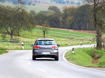 2020 soll die Kreisstraße zwischen Kirchehrenbach und Leutenbach komplett erneuert werden.  Foto: Josef Hofbauer