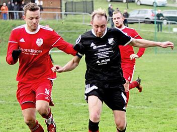 SC Lußberg - SG Krum. Mit Elan versucht sich der Lußberger Christoph Pflaum (rechts) gegen den Krumer Michael Witchen zu behaupten. Foto: Günther Geiling