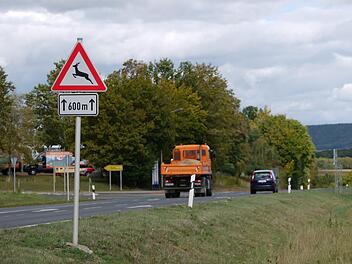 Kurz nach Haßfurt - vor der Abbiegung in Richtung Sylbach - weist ein Schild auf die Gefahr durch Wildwechsel hin. Zusätzlich ist die Länge der Gefahrenstelle mit 600 Metern angegeben. Fotos: Rebecca Vogt