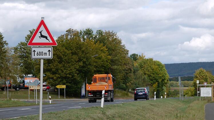 Kurz nach Haßfurt - vor der Abbiegung in Richtung Sylbach - weist ein Schild auf die Gefahr durch Wildwechsel hin. Zusätzlich ist die Länge der Gefahrenstelle mit 600 Metern angegeben. Fotos: Rebecca Vogt