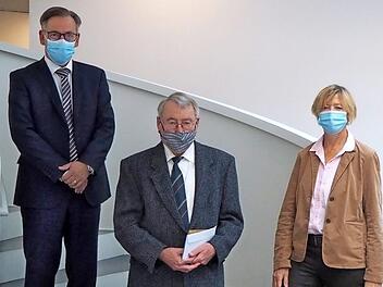 Alexander Tritthart (l.) verabschiedete Raimund Martin in den Ruhestand. Personalratsvorsitzende Gudrun Wagner gratulierte. Foto: S. Mack