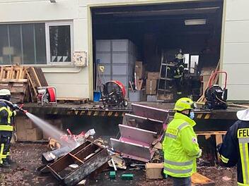 Brand in einer Lagerhalle in der Waldsiedlung.  Foto: Sebastian Thein