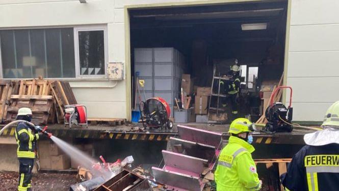 Brand in einer Lagerhalle in der Waldsiedlung.  Foto: Sebastian Thein